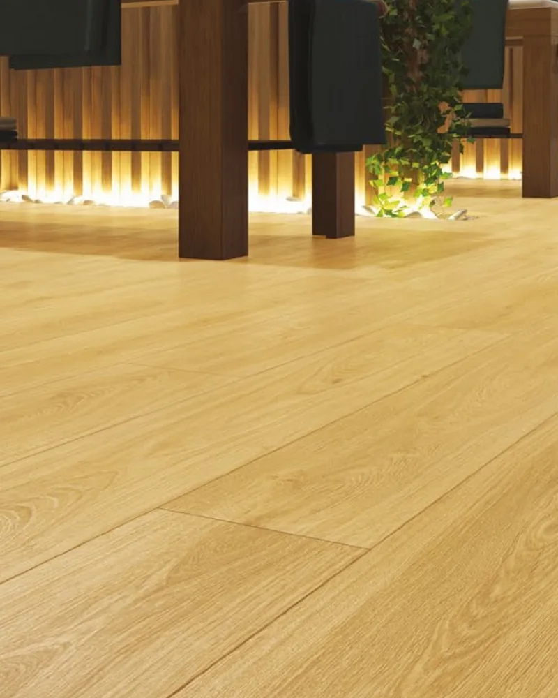 Aranżacja producenta z podłogą laminowaną SWISS KRONO